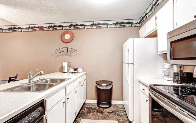 Chic & Cozy Breck Condo: Ski-in/ski-out at Peak 8!