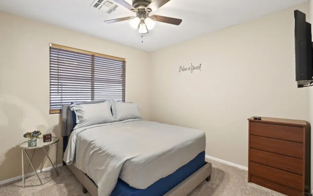 Cozy Hidden Gem - 3BR - 1Den w Backyard