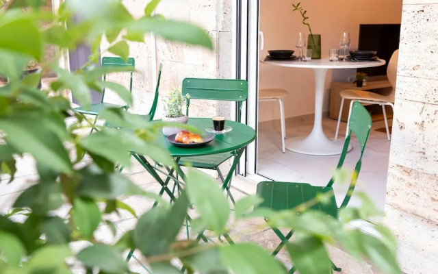 Renovated 2-bedroom Apt Near the Athenian Coast