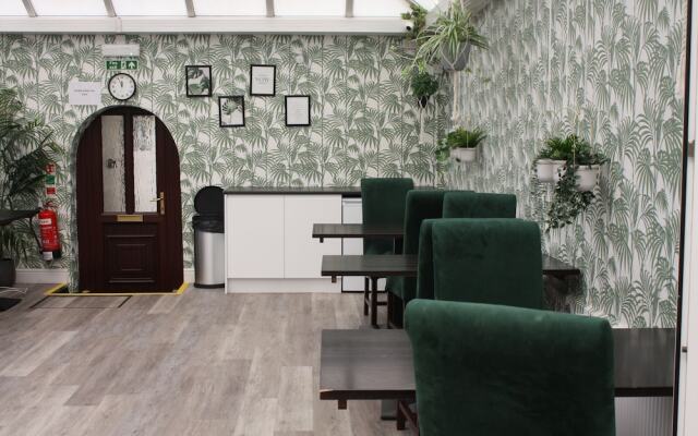 Hare & Barrel Hotel
