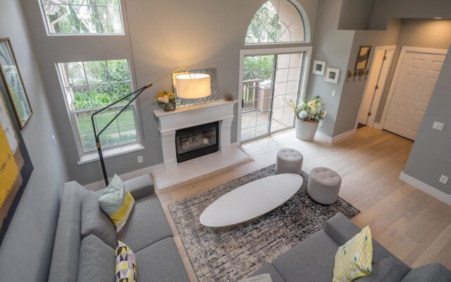 Posh Waterfront - 3 Br Condo