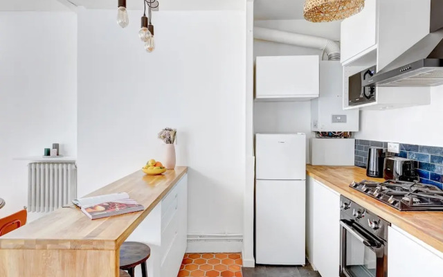 Bright 1BR Bastille Getaway - 4 Guests