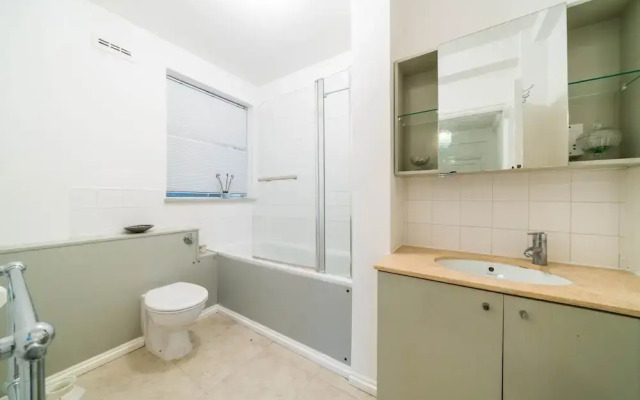 NEW 3BD West Kensington Flat Close to City