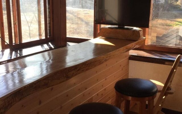 Lodge & Bar Side Hill