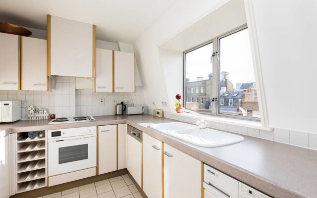 Covent Garden: Bright and Charming 2bed Flat