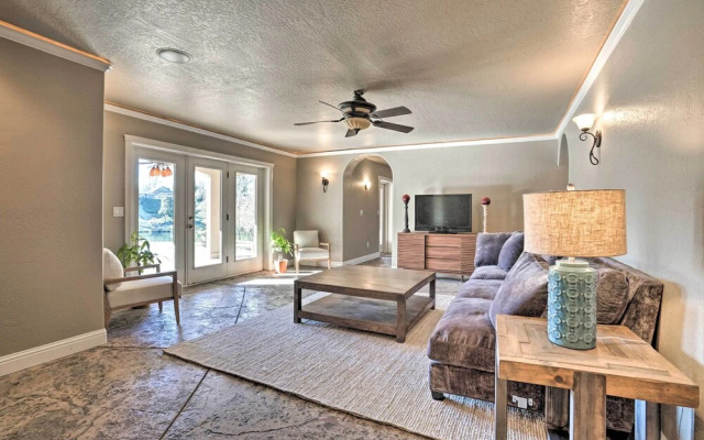 Luxe Getaway w/ Riverfront Views in Grants Pass!
