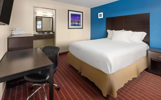 Travelodge by Wyndham Manhasset