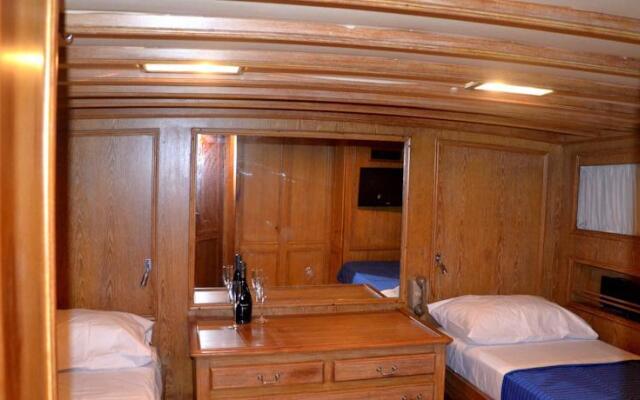 Bed & Breakfast Boat