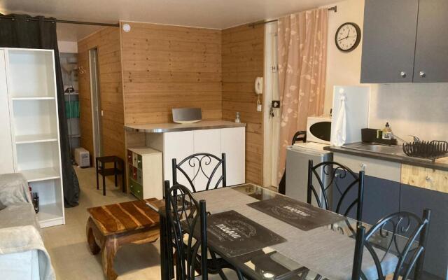 EXIGEHOME-Grand Studio en plein centre de Saint Germain en Laye