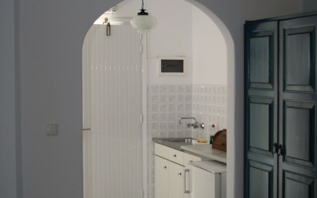 Adonis Hotel Studios & Apartments