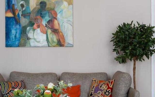 Veeve - Muted Beauty in Batignolles