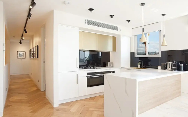 Perfect Located 2-bed With Spacious Balcony & BBQ