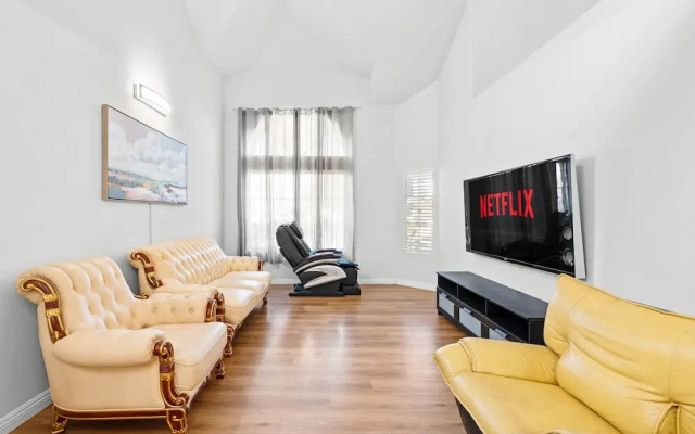 Spacious Retreat Near Iconic LA Sights