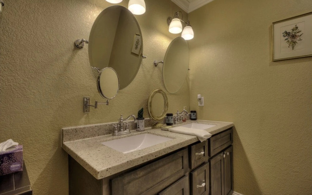 Running Bear #3375 3 Bedroom Cabin