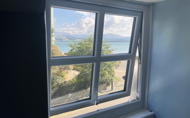 Traditional 3-bed Cottage, Log Burner & Sea Views!