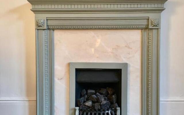 Cosy 2 Bedroom Central Apartment - Free Parking, Free WiFi
