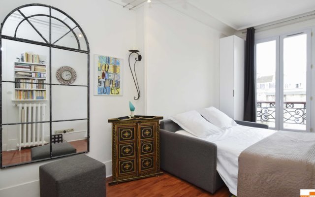 204340 - A two-room apartment with traditional chic style in the Marais