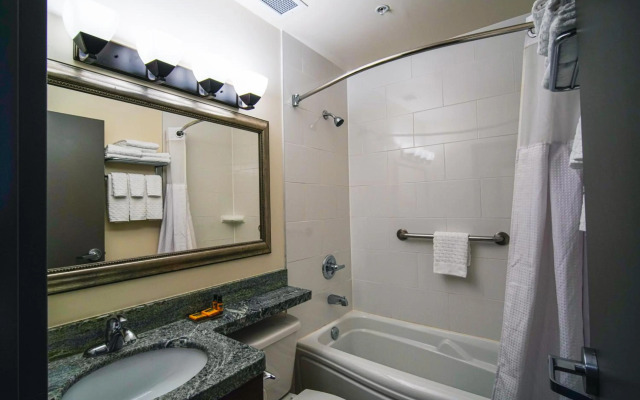 Best Western Plus Chocolate Lake Hotel