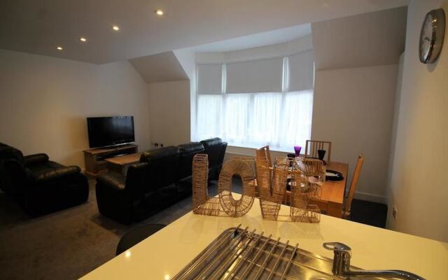 Exquisite 3 Bed apartment near Heathrow