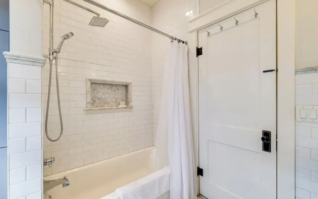 Renovated, Stylish Retreat w/ Patio in Lakeland!
