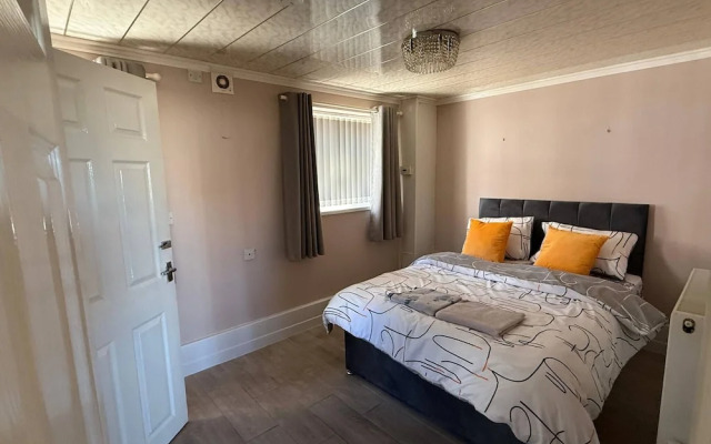 Spacious 6 Bedroom Family House