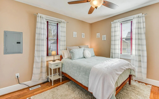 Charming Smithfield House: Walk to Downtown!