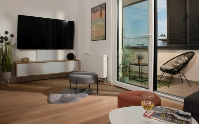LUX 3 Bedroom Suite with FREE Private Parking