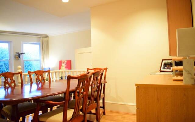 Kensington 2 Bedroom Flat With Balcony