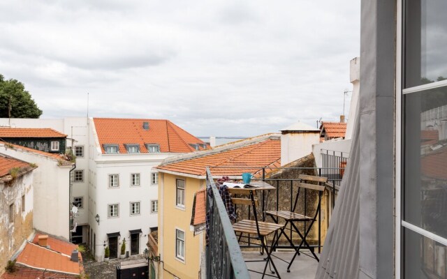 ALTIDO Stunning 4BR Apt w/terrace&seaview in Alfama