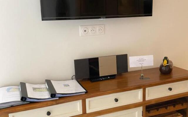 Amity. Exclusive poolside garden apartment