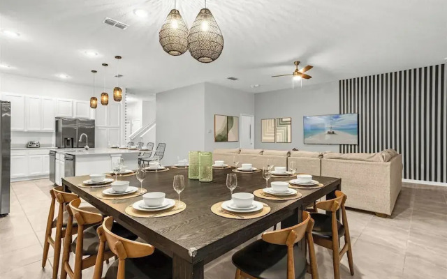 Upstay - Guest Home w Cinema Theme Rooms