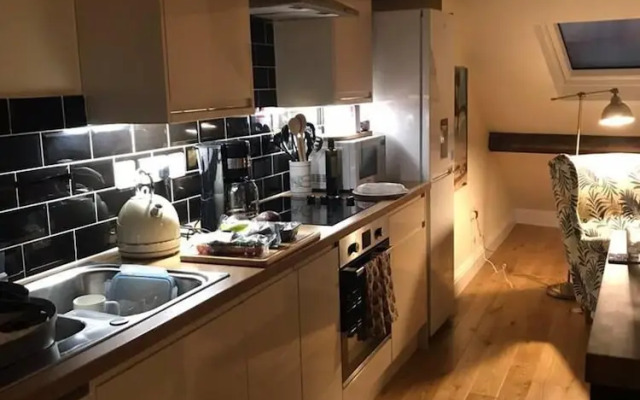 Modern Penthouse With Views in Stroud