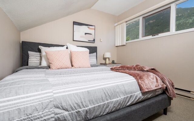 CENTRALLY Located 3-Br Home | TRUE Ski In/Out | FREE access to Pools & Hot Tubs