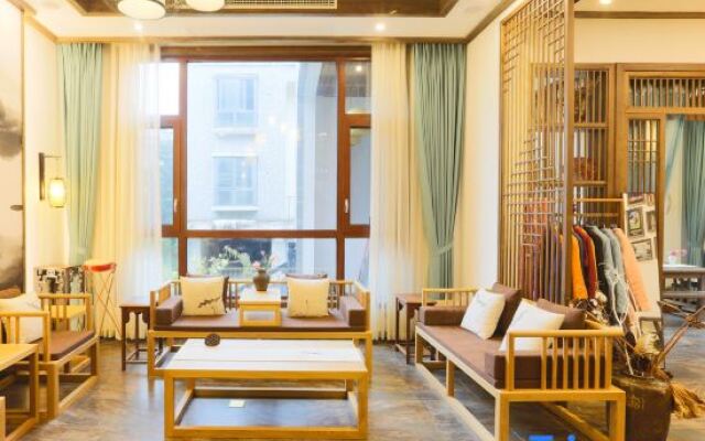 Wuyuan Fangzi Tea Homestay (Wuyuan High-speed Railway Station Xiangao Ancient City Branch)