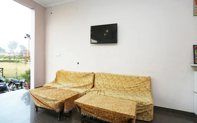 OYO 27686 Hotel Chandra Garden