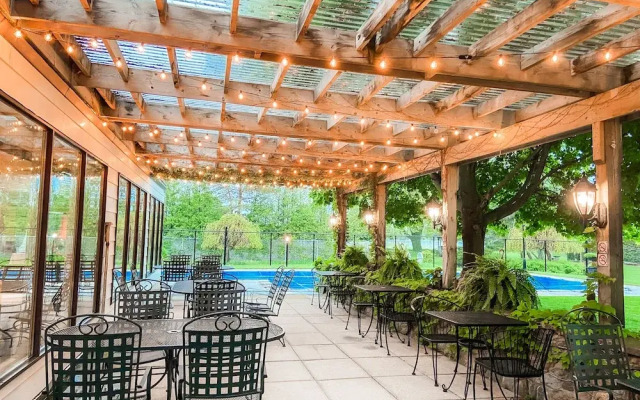 Hessenland Inn & Schatz Winery