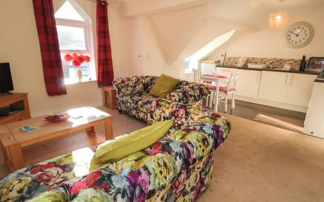 Carisbrooke House, Apartment 6