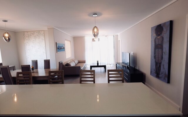 Blou Inn - Century City