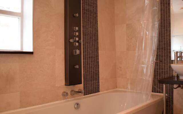 2 Bedroom Flat in Brockley With Garden