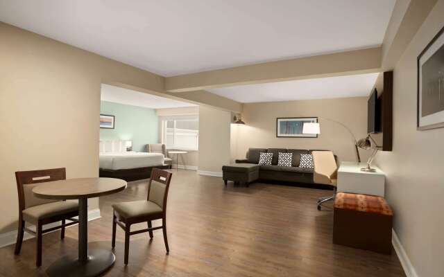 Wyndham Newport Hotel