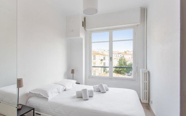 Modern and bright flat in a calm street close to Nice station - Welkeys