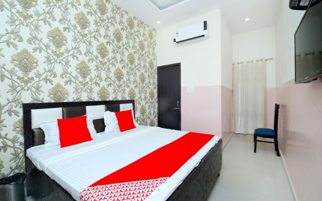 Oyo 43846 Hotel R2d