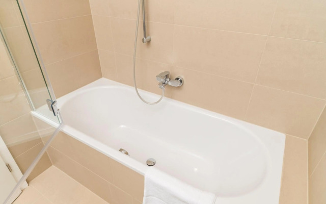 Prater Balcony Suite by ichbucheAT