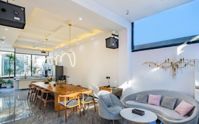 Qiqi Huaxi Homestay (Qinglongxia Scenic Area)