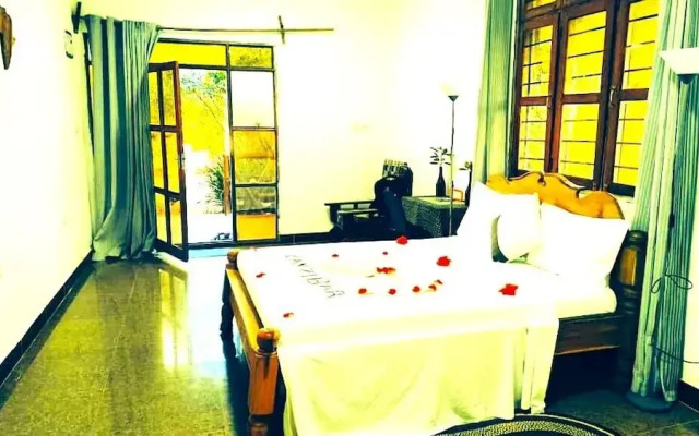 zanzllywood hotel and apartments