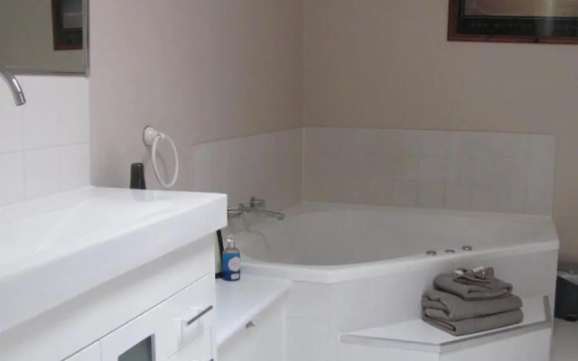 Bristol Hill Motor Inn