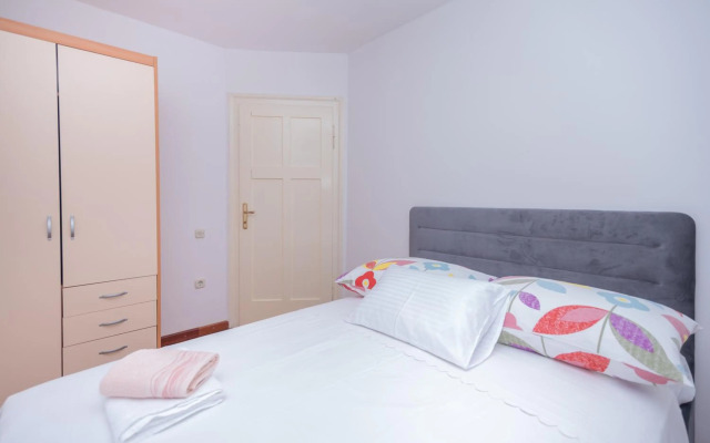 Palm garden apartment in center with big terrace