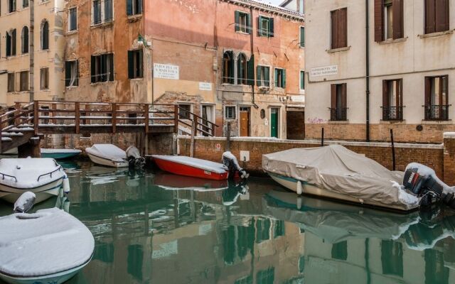 Venice Canal View Boutique Apartment