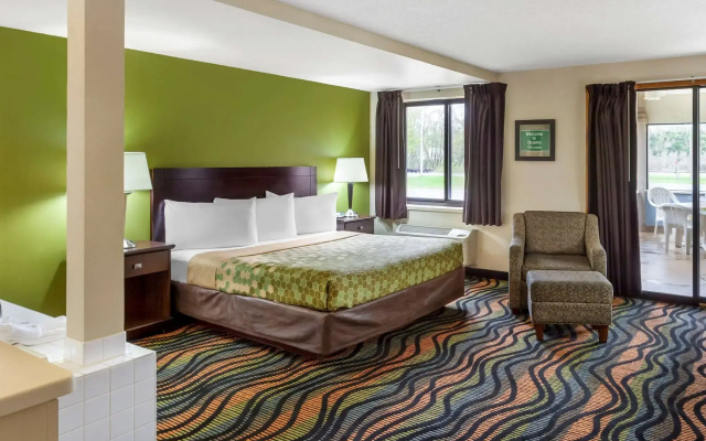 Econo Lodge Inn & Suites Oconto