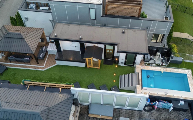 Skyline Views - Rooftop Pool